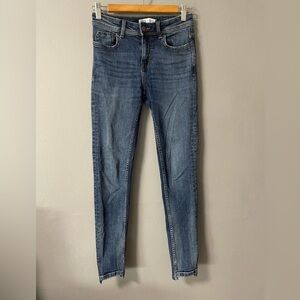 Zara skinny cropped zip fly five pockets blue jeans. Size 2